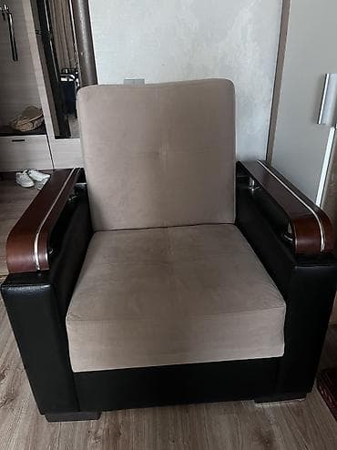 komputer kreslosu: Klassik və rahat kreslo satılır. Bej rəngdə, taxta qol hissələri var — 2