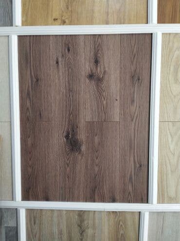 Qəhvəyi tonlarda, taxta görünüşlü laminat döşəmə nümunəsi. Bu dizayn