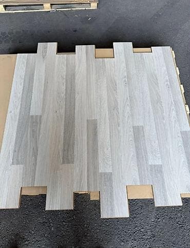 Məhsul: Laminat döşəmə panelləri Təsvir: - Rəng və naxış: Açıq-boz