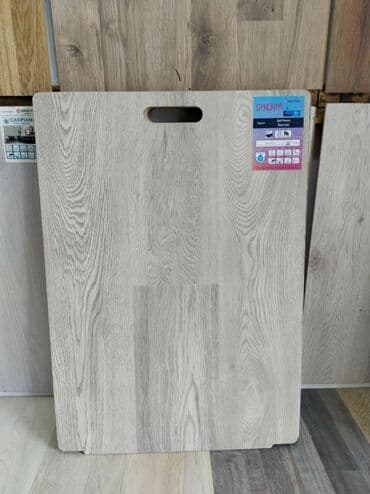 Synonym brendinə məxsus, açıq boz rəngdə laminat döşəmə nümunəsi