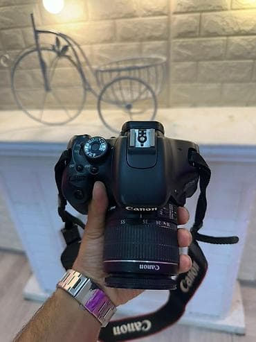 canon 70d: Canon EOS 600D fotoaparatı, 18-55mm obyektivi ilə təchiz olunub. Bu — 3