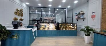 зеленый чай крем: Müasir dizaynlı, zərif mavi rəngdə olan şirniyyat dükanı. İçərisində — 1