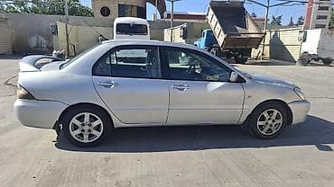ford focus hatchback: Mitsubishi Lancer: 1.6 l | 2006 il 466000 km Sedan — 5