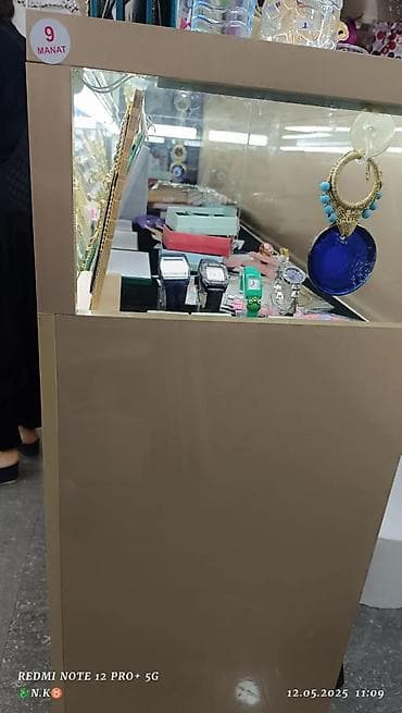 Rəf vitrinləri: Vitrin tipli satış köşkü – “Soir de lune Gifts Gallery” brend yazılı — 4