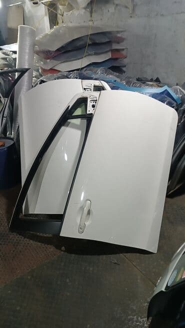 бежевые босоножки на тракторной подошве: Ağ rəngdə Toyota Aqua avtomobilinin ehtiyat hissələri. Bura arxa — 2