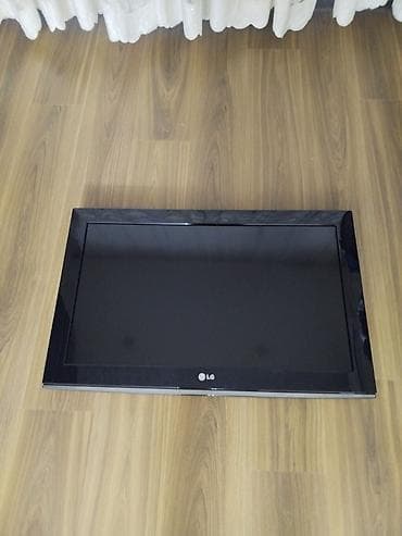 LG plazma televizor. Qara rəngli, geniş ekranlı modeldir. Ön hissədə — 3