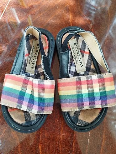 Basanojkalar: Burberry uşaq sandal çifti - Brend: Burberry (etiket: “Burberry — 1