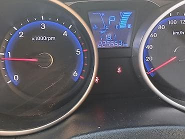 yan guzgulər s: Hyundai Tucson – gümüş rəngli, şəhər və uzun yol üçün ideal kompakt — 8