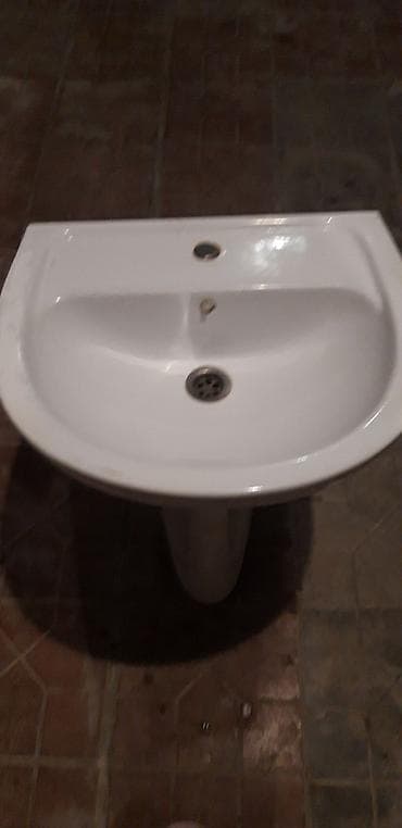 gence qapi: Porşelen (farfor) piyada dayaqla birgə umivalnik (lavabo). - — 4