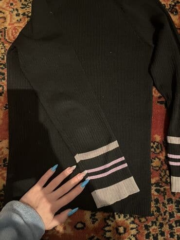 женские свитерв в полоску: Qadın sviteri – qara rəngdə, nazik zolaqlı rebro (ribbed) toxuma — 1