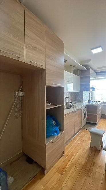 kuxna mebli: Mətbəx mebel dəsti – müasir dizayn, ağ-parlaq yuxarı şkaflar və ağac — 2