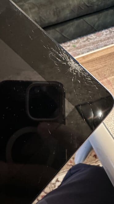 ipad 9 ikinci el: Tam işlək ipad 4 . Sağ yuxarı küncündə sınıq var. İşləməyinə problem — 2