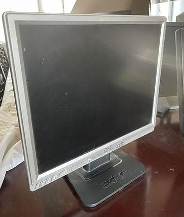 Monitorlar: LCD kompüter monitorları toplusu. Brendlər: Acer, LG (Flatron L1734SE — 1