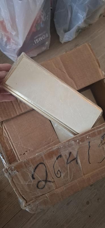 Dekorativ divar plitələri – krem rəng, qızılı haşiyə - Material