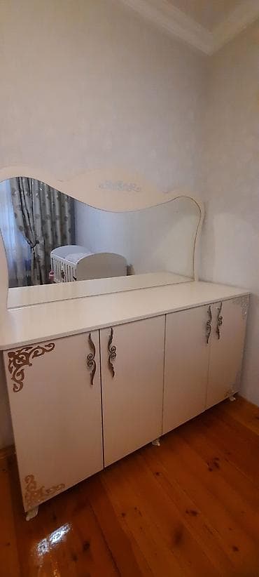 güzgülü kamotlar: Aynalı konsol/dresser - Rəng: krem/ivori - Material: laminat/MDF — 1