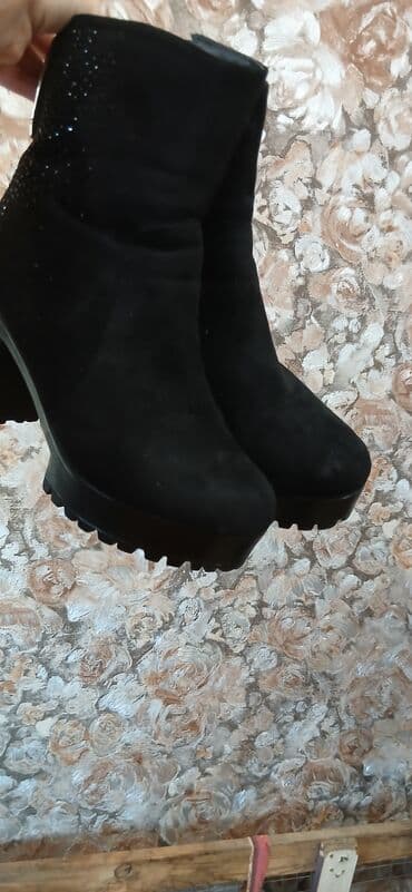 qəhvəyi qadın botilyonu: Qadın qışlıq bot – qara, qalın dabanlı Baha almışdıq,hansi magazanidi — 8