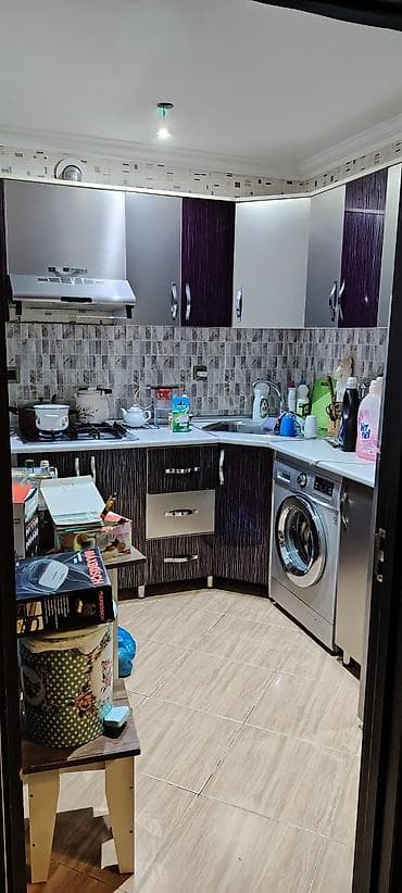 Kuxna mebeli ölçü 1.65× 1.95.Üzerinde heçne verilmir.Yaxşı seliqeli