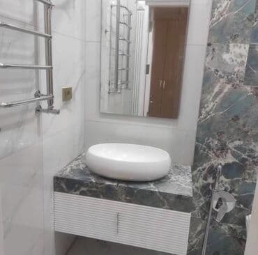 hamamlar: Ağ rəngdə, oval formalı, dəbli lavabo. Dolablı və boz mərmər başlıqlı — 1