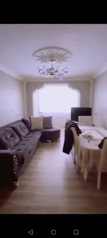 Qarajlar: Bakı, 3-cü mikrorayon, 2 otaqlı, Köhnə tikili, m. Memar Əcəmi, 70 kv. m — 6