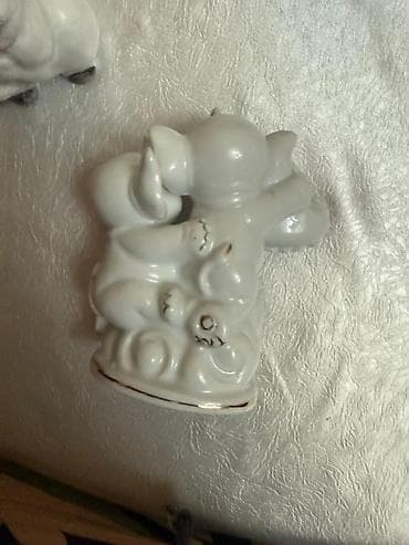 heykel: Ağ rəngdə, zərif fil fiqurları. Bu dekorativ əşya, bir-birinə sarılmış — 2