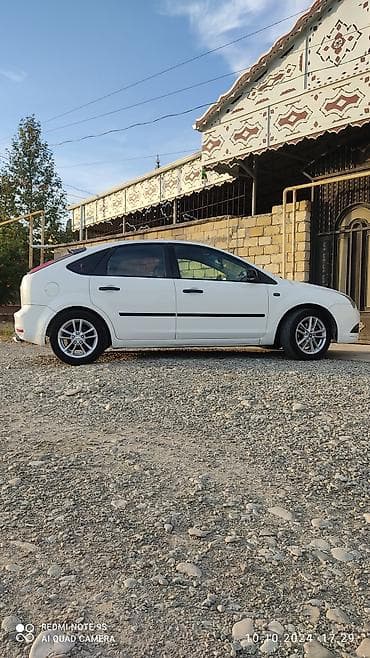 niva maşın: Ford Focus, ağ rəng, 5 qapılı hetçbek. Xarici: - Aqressiv ön bamper — 6