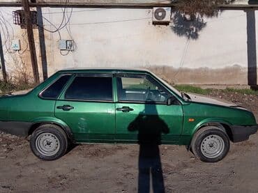 sürücülük vəsiqəsi tələb etməyən motosiklet: VAZ 21099, yaşıl rəngli sedan. Xüsusiyyətlər: - 4 qapı, ön ötürücülü — 4