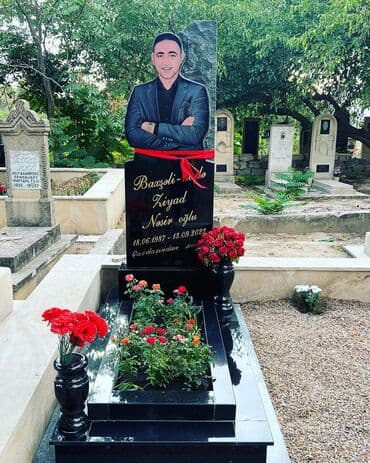 məzar daşlarının qiyməti: Bu qəbirdaşı qırmızı və qara qranitdən hazırlanmışdır. Qəbirdaşının — 2