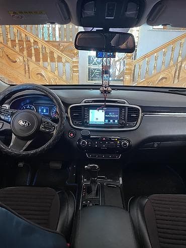 traktor traktor traktor: Kia Sorento – qara rəngdə, zərif və praktik SUV. Əsas xüsusiyyətlər — 8
