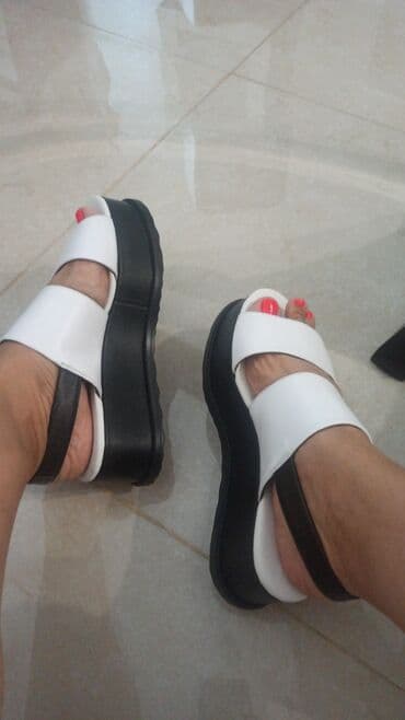 женские босоножки на танкетке: Ölçü: 39, rəng - Ağ, Yeni — 4