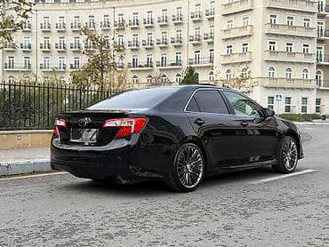 kamaz diski: Toyota Camry (VII nəsil, təxminən–2014 üslubu) – sedan, qara rəng — 5