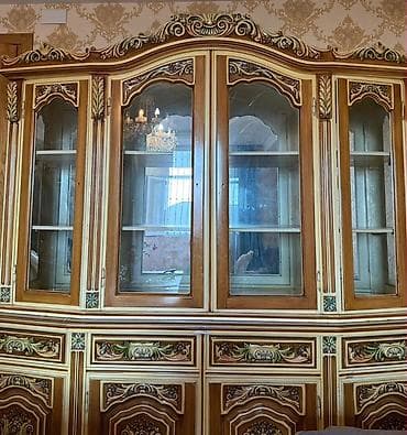 Klassik üslubda taxta vitrin-büfə - Material: təbii ağac, cilalı səth