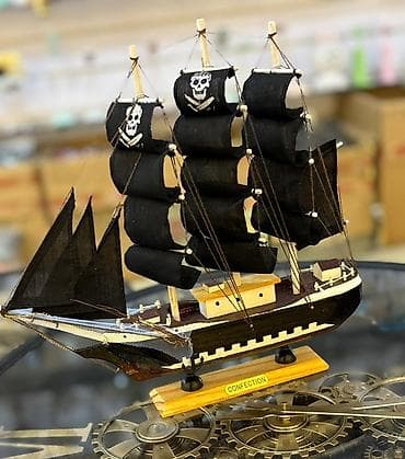 Pirate mövzusunda dekorativ gəmi maketi - Material: ağac gövdə, parça