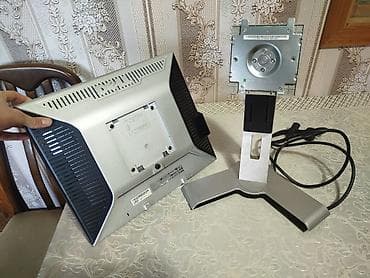 it internet: Dell LCD monitor - Model: Dell UltraSharp seriyası (kvadrat formatlı — 3