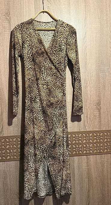 Костюмы: Qara paltar 45 alınıb 20yə satılır geyinilmiyib. Liapar don 35ə — 2