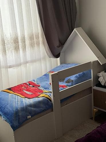 2 li kravat: Məryəm Uşaq çarpayısı 150 azn. Ölçü 70/1.40, matras var. Ünvan Melissa — 2