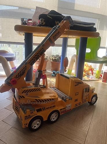 1 uşaq stolu, 2 stul, lovhe, lövhənin üzərindəki hər şey və böyük — 9