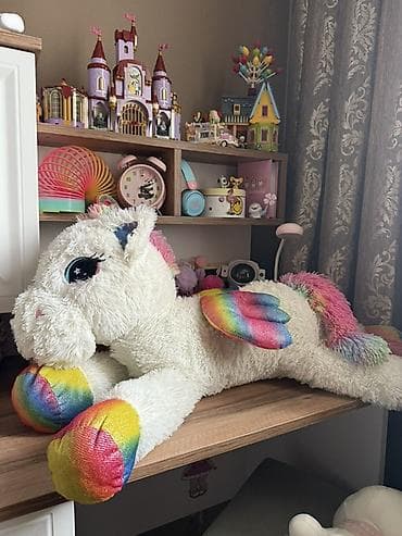 Böyük ölçülü yumşaq oyuncağ – göyqurşağı detallarına sahib unicorn