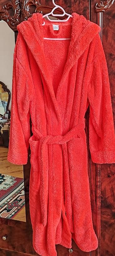 hamam xalat: Qırmızı yumşaq xalat - Material: 100% poliester (etiketdə göstərilib) — 1