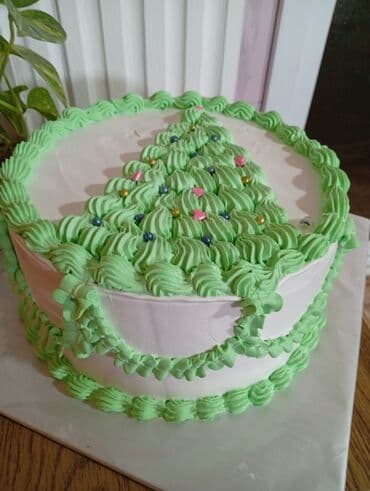 10 yaş üçün tortlar qiz üçün: Bayram temalı bəzəkli tort - Dairəvi formada, çoxqatlı kremli tort - — 1