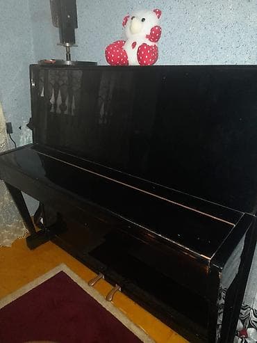 gitara akustik: Ağac korpuslu, laklı qara rəngdə akustik şaquli piano. Klassik upright — 1