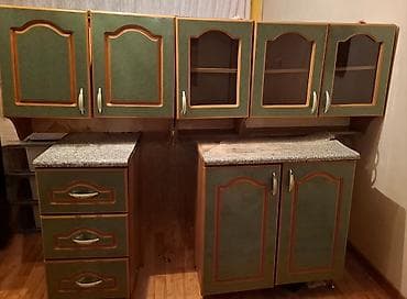 Mətbəx mebel dəsti - Üst dolablar: 4 bölmə, ikisi şüşəli vitrindir