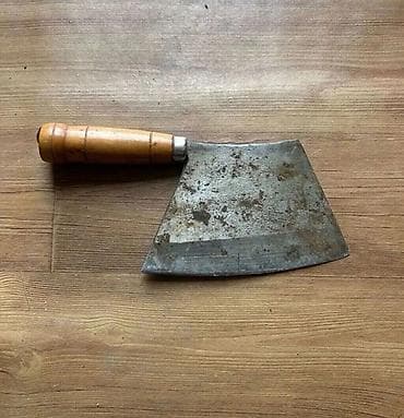 ov baltası: Taxta saplı əl baltası / doğrama aləti. Geniş metal ağız hissəsinə və — 1
