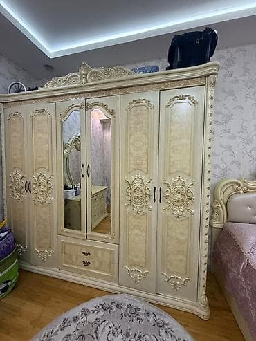 carpayı dəsti: Klassik üslubda yataq otağı mebel dəsti Tərkibi: - Çarpayı: yumşaq — 2