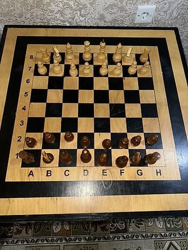 Taxta şahmat masası və fiqurlar dəsti - Material: tam taxta masa üstü