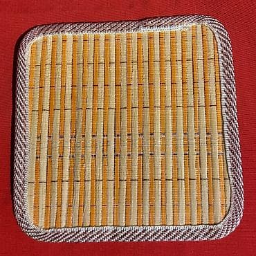 cay dezgahi: Bambukdan hazırlanmış kvadrat çaynikaltı/istilik keçirməyən altlıq. 1 — 3