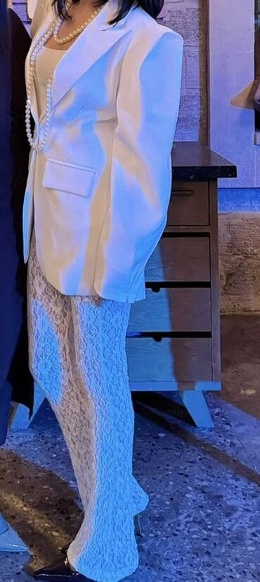 Dəstlər, kostyumlar: Ağ rəngli qadın kostyumu - Üst: Klassik dizaynlı ağ blezer. Geniş — 1