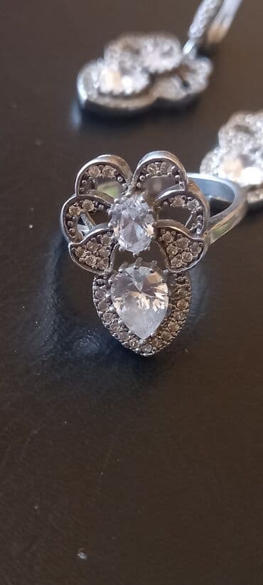 1 грамм золота цена 585 в баку: Gümüş dəst "üzük, sırğa və həmayil" dəsti satılır. Üzüyün ölçüsü 8.5 — 6