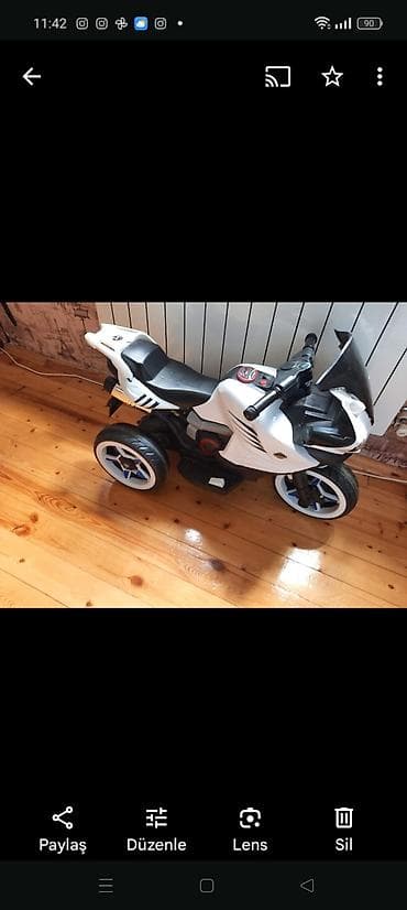 Uşaq üçün elektrikli üçtəkərli motosiklet - Rəng: ağ-qara, mavi detal