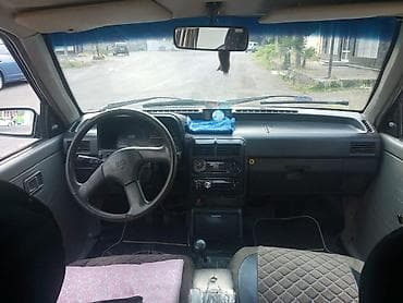 4 teker: Avtomobil: 4 qapılı sedan Rəng: Tünd boz Yanacaq: Benzin Ötürücü — 4