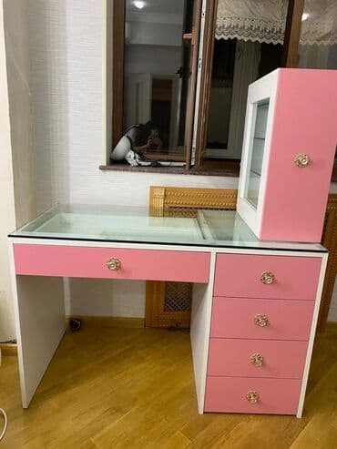 işlənmiş güzgülər: İşlənmiş, Manikür üçün masa, Güzgülü — 1